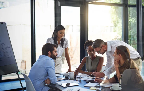 Jeder bringt sich in dieses Team ein. Aufnahme einer Gruppe von Geschäftsleuten bei einem Treffen in einem Sitzungssaal. — Stockfoto