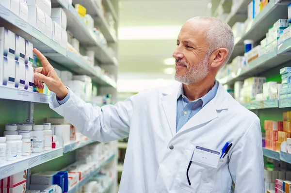 Pharmaceutical expertise you can rely on. Shot of a mature pharmacist doing inventory in a pharmacy. — Stock Photo, Image