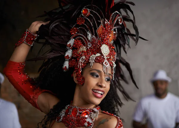 Att förvandla beats till värme. Skjuten av en vacker samba dansare som uppträder i en karneval med sitt band. — Stockfoto