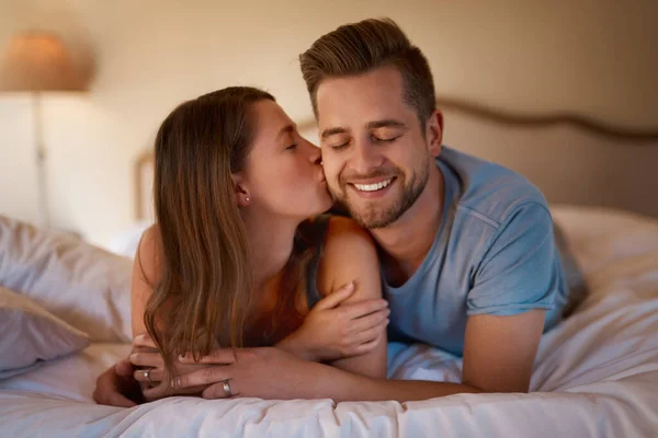 Youre die süßeste Person, die ich kenne. Aufnahme eines liebevollen jungen Paares, das qualitativ hochwertige Zeit zusammen im Schlafzimmer verbringt. — Stockfoto