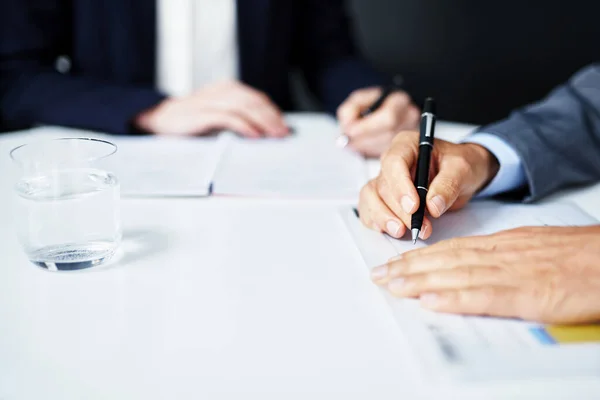 A fazer uma entrega de negócios. Tiro recortado de empresários que trabalham em papelada. — Fotografia de Stock