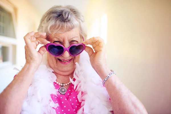 A idade é um número, não uma limitação. Tiro de uma mulher idosa despreocupada colocando óculos rosa dentro de um prédio. — Fotografia de Stock