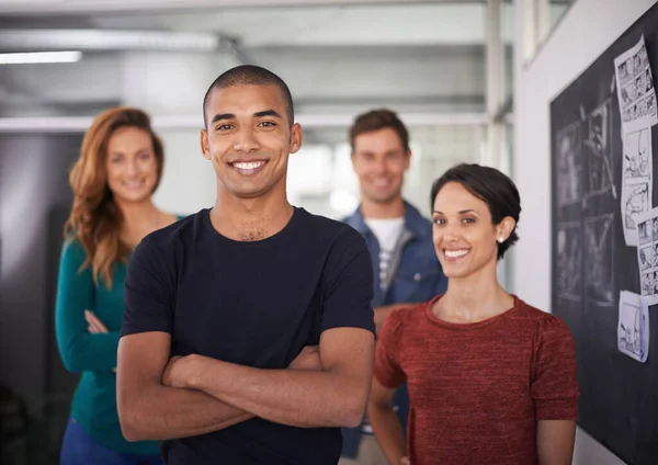 Ihre gemeinsamen Köpfe bilden ein großartiges Team. Ausgeschnittenes Porträt eines Teams junger Kreativer, die im Büro stehen. — Stockfoto