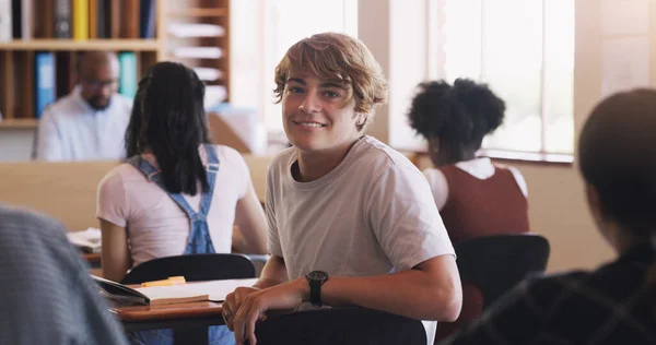 Het leven is een grote les. Portret van een tiener in een klaslokaal op de middelbare school. — Stockfoto