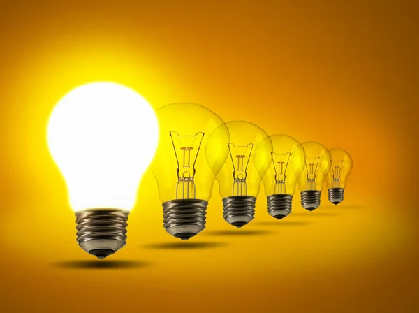 Legen Sie Ihre klugen Ideen an die erste Stelle. Studioaufnahme einer Reihe von Glühbirnen vor orangefarbenem Hintergrund. — Stockfoto