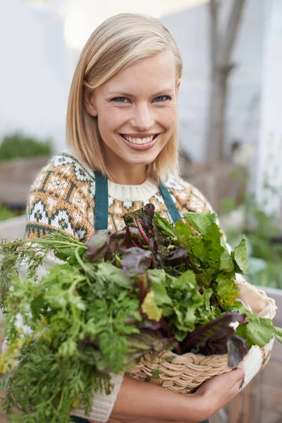 Több is van ott, ahonnan ez jött. Egy vonzó fiatal nő portréja, amint zöldségkertészkedik.. — Stock Fotó