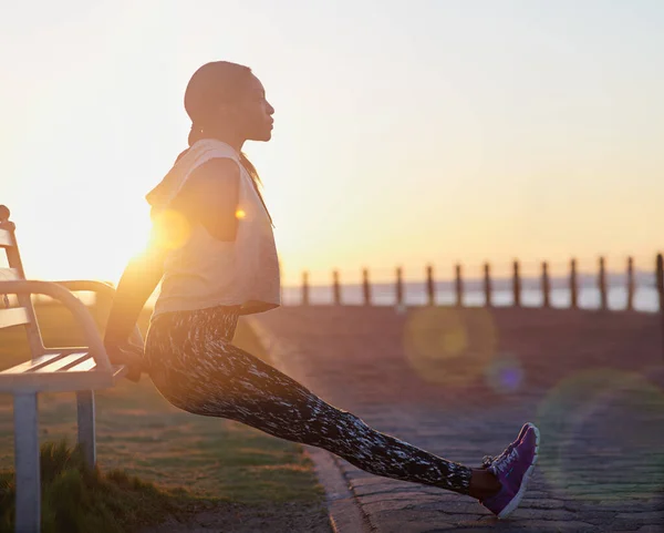 Sunset workout. A young woman exercising outdoors. — Stock Photo, Image