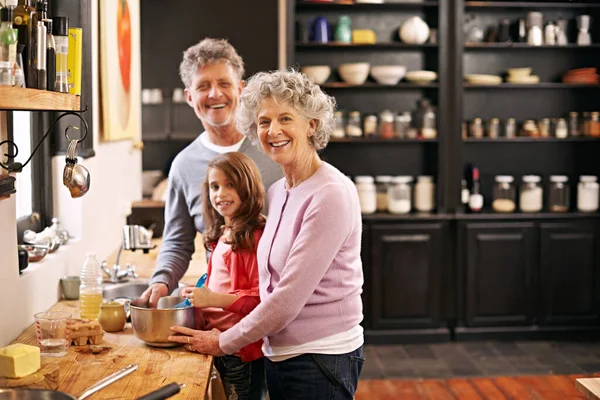 Bakdag met oma en opa. Portret van een klein meisje en haar grootouders samen bakken in de keuken. — Stockfoto