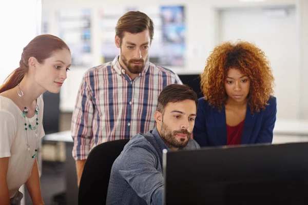 Zij delen een collectieve visie die gericht is op succes. Opname van een groep collega 's die samenwerken in een kantoor. — Stockfoto