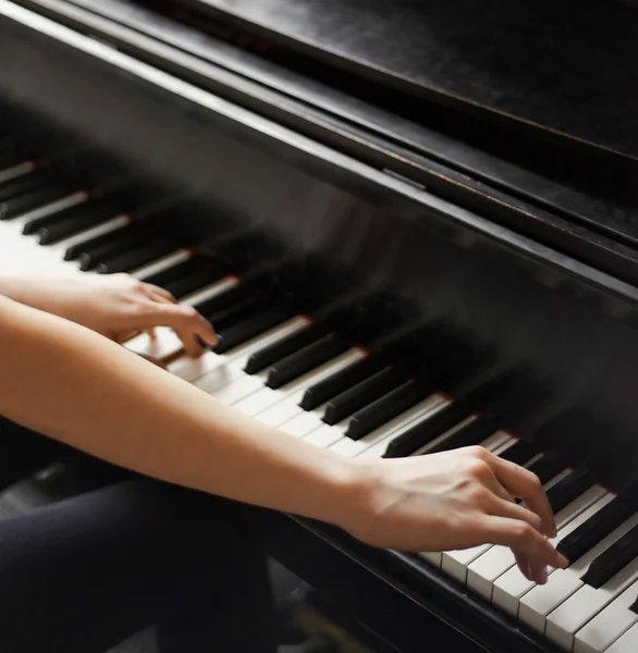 Griff nach den richtigen Tönen. Ausgeschnittene Hände auf Klaviertasten. — Stockfoto