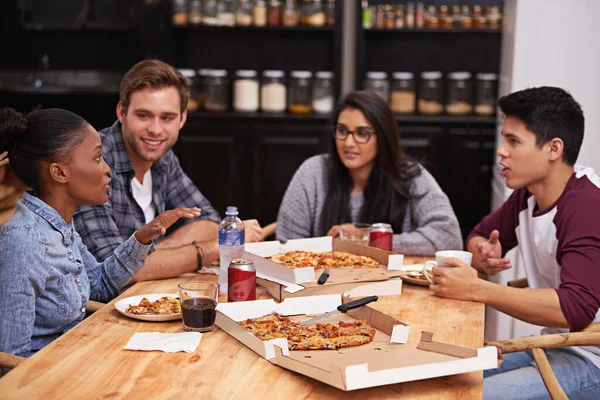 Cieszysz się pizzą ze wspaniałymi ludźmi. Przycięte ujęcie grupy przyjaciół cieszących się pizzą razem. — Zdjęcie stockowe
