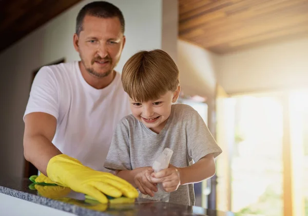 Posprzątajmy ten dom. Strzał ojca i jego synka robiących razem prace domowe.. — Zdjęcie stockowe