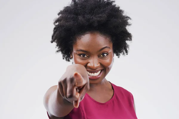 Jij bent de volgende op mijn lijst. Portret van een mooie jonge vrouw die naar de camera wijst tegen een grijze achtergrond. — Stockfoto