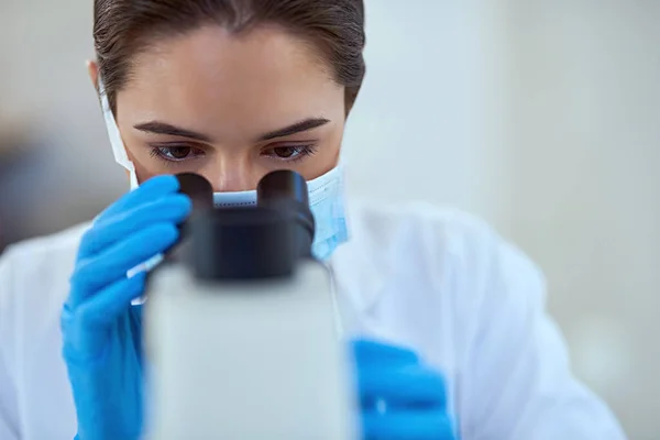 Déterminer le problème à résoudre. Prise de vue d'une scientifique travaillant seule dans le laboratoire. — Photo
