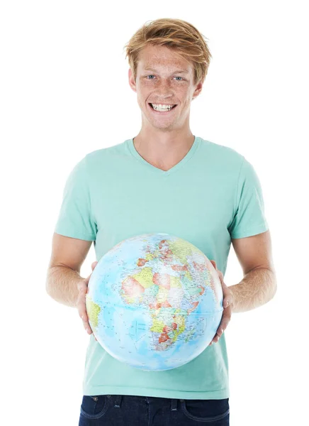 Ochraňme budoucnost naší planety. Šťastný mladý zrzavý muž držící glóbus a usmívající se do kamery. — Stock fotografie