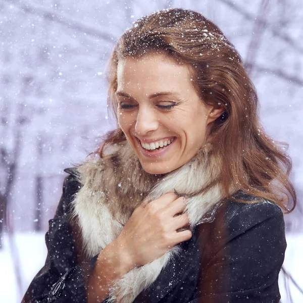 Un momento de calor. Foto de una atractiva mujer sonriendo en la nieve. —  Fotos de Stock