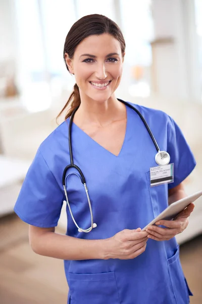 Sanando con felicidad. Retrato de una joven doctora en uniforme. —  Fotos de Stock