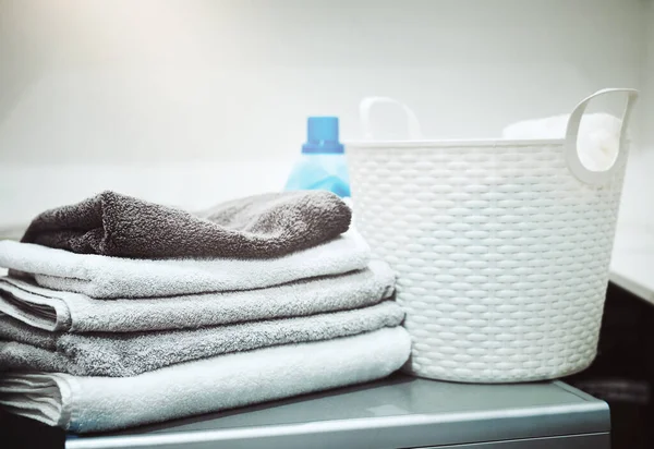 Pitää pyykit puhtaina ja tuoreina. Asetelma laukaus pellavaa ja pyykkikori pesukoneessa. — kuvapankkivalokuva