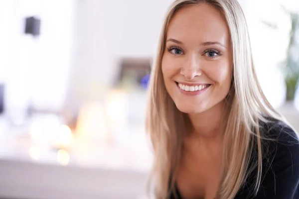 Que sorriso tão atraente. Retrato de uma jovem loira relaxando em casa. — Fotografia de Stock