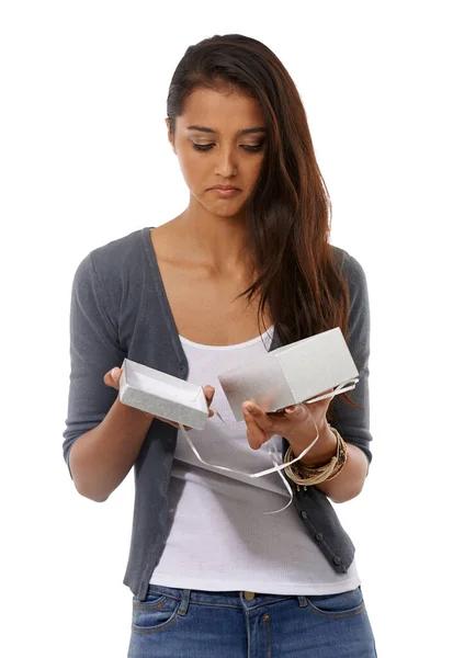 Qué decepción... Mujer joven decepcionada sosteniendo una caja de regalo vacía sobre un fondo blanco. — Foto de Stock