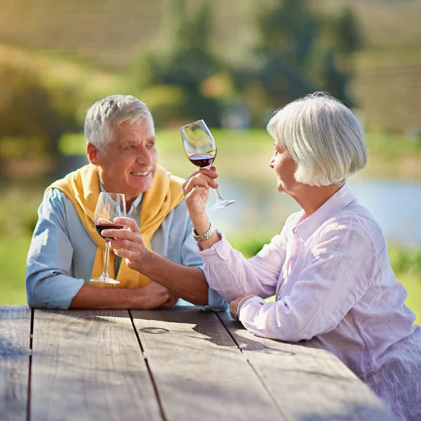 Deze wijn is fantastisch. Gehakt schot van een senior paar uit voor een wijnproeverij. — Stockfoto