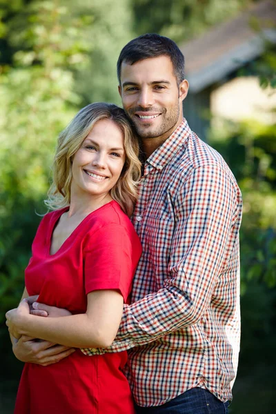 Het perfecte koppel. Portret van een gelukkig jong stel dat buiten staat. — Stockfoto