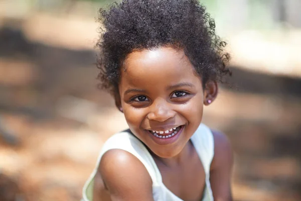 Ela adora brincar na floresta. Retrato de uma menina adorável sorrindo para a câmera enquanto desfruta de um dia ao ar livre. — Fotografia de Stock