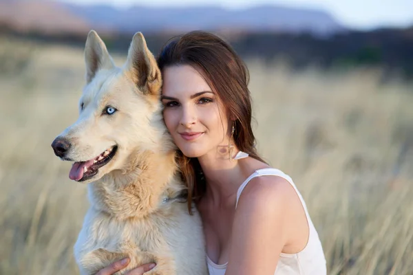 Ele é tão fofinho. Retrato de uma jovem mulher atraente se unindo com seu cão ao ar livre. — Fotografia de Stock