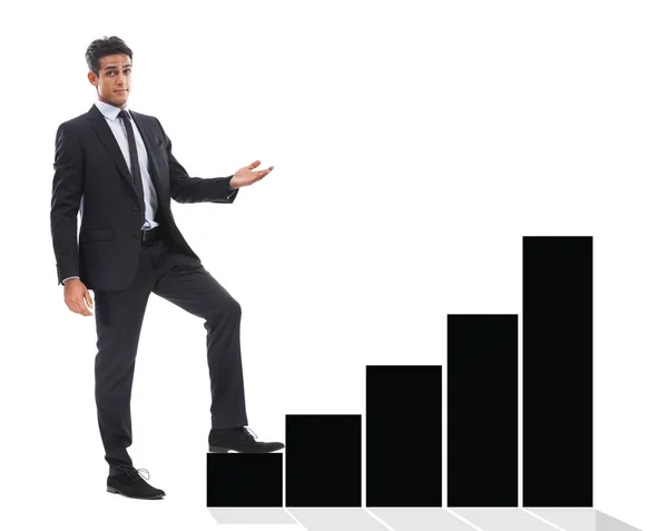 統計によると...黒い棒グラフの隣に立つハンサムな若いビジネスマンで、白い背景に対するステップとしてそれを使用しています。. — ストック写真