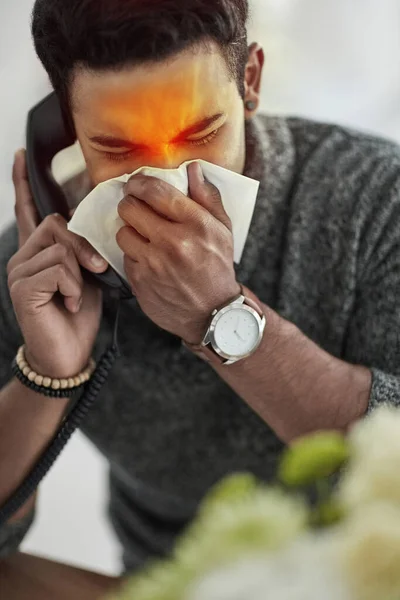 私はインフルエンザにかかります。アレルギーを患っている若い男の作物のショット. — ストック写真