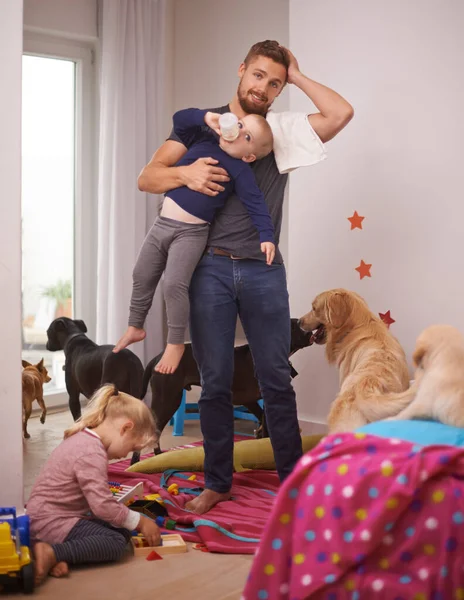 C'est trop. Un père submergé entouré de ses enfants et de ses chiens. — Photo