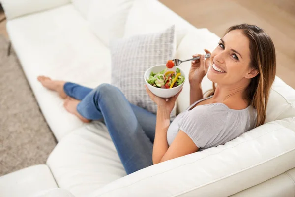 La sua non una dieta il suo chiamato mangiare sano. Una giovane donna che si gode la sua insalata con un sorriso. — Foto Stock