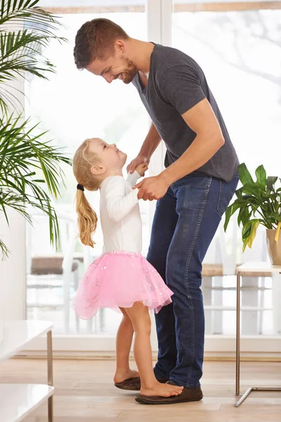 A curtir com a minha princesinha. Tiro de comprimento total de um pai e filha dançando. — Fotografia de Stock