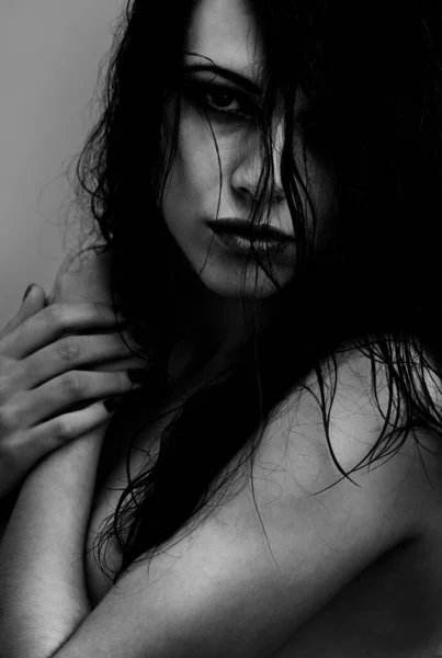 Moody and beautiful. Monochrome portrait of a gorgeous nude woman. — Stock Photo, Image