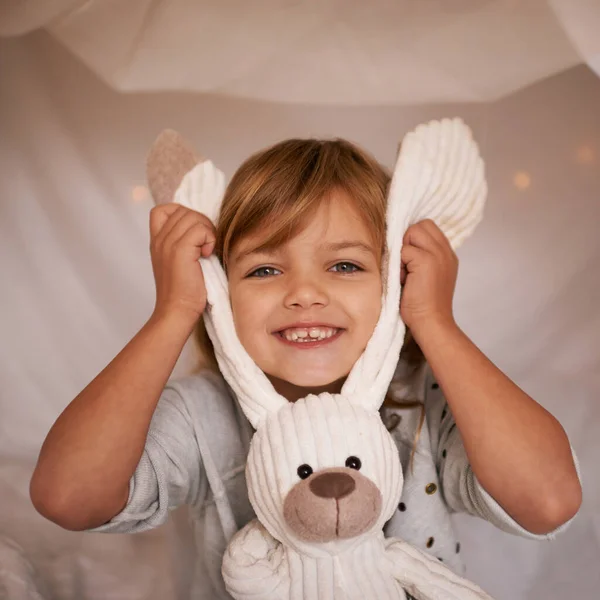 Il mio simpatico coniglietto. Ritratto di una adorabile bambina che tiene giocosamente il suo coniglio giocattolo. — Foto Stock
