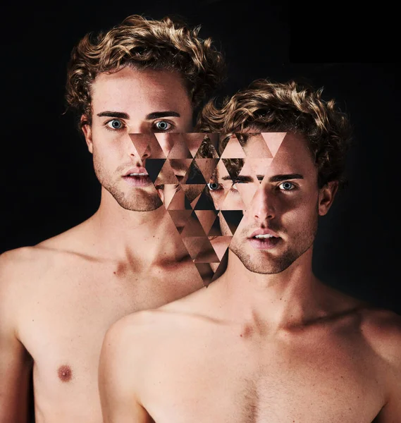 Personalidad dividida. Doble imagen de un hombre con un triángulo pixelado en el centro de los dos. — Foto de Stock