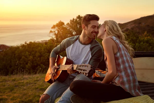 Ho scritto questa canzone per te. Girato di un giovane uomo che suona la chitarra per la sua ragazza in un viaggio. — Foto Stock