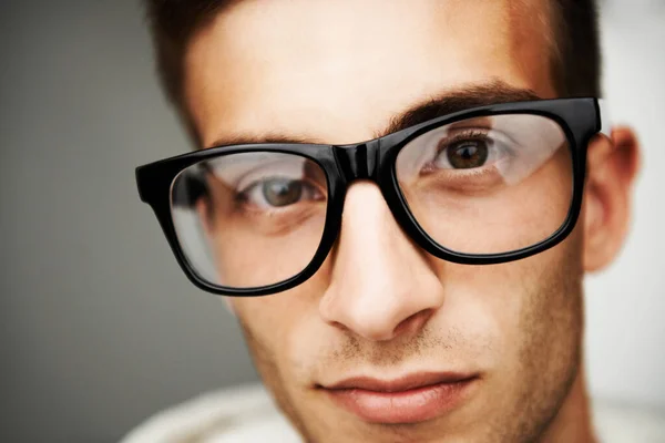 Blick in die Augen eines Hipsters. Porträt eines Mannes mit Hipster-Brille. — Stockfoto