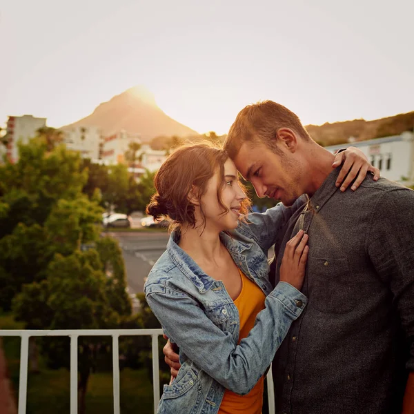 Envolvido no amor. Tiro de um jovem casal feliz desfrutando de um momento romântico na cidade. — Fotografia de Stock