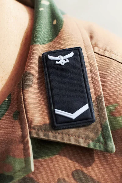 Temos uma história militar orgulhosa. Tiro fechado de uma insígnia de batalhão em uma lapela de ombros. — Fotografia de Stock
