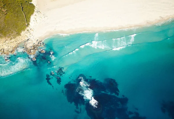 Hidden gem of a beach. Aerial shot of a secluded beach and its turquoise water. — Stock Photo, Image