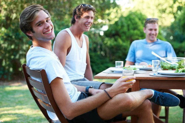 Estou só a passar tempo com grandes amigos. Jovens sorridentes ao almoço com um grupo de amigos - retrato. — Fotografia de Stock