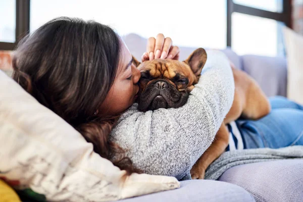 A veces las cosas más pequeñas ocupan más espacio en tu corazón. Tiro de una joven mujer relajándose con su perro en casa. — Foto de Stock