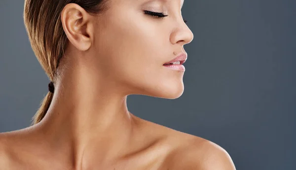 Her skin is absolutely luminous. Cropped shot of a beautiful young woman posing in the studio. — Stock Photo, Image