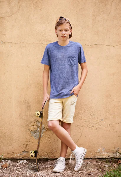 スケーター男。彼のスケートボードと立って十代の男の子の完全な長さのショット. — ストック写真