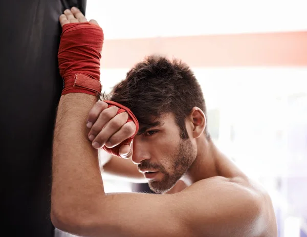 Fit en fel. Portret van een gespierd jong boksen in een sportschool. — Stockfoto