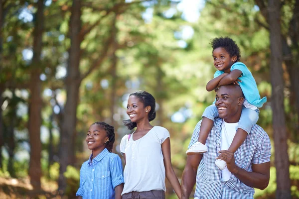 Njuter av en naturpromenad i den friska luften. Söt afrikansk amerikansk familj tillbringa tid ute i naturen tillsammans. — Stockfoto