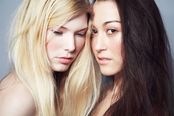 和世界上对我们同性性行为的认可作斗争。美丽的金发和黑发女子夫妇的画像. — 图库照片