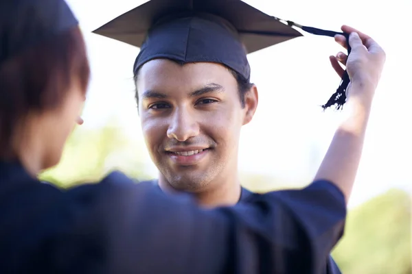 The day has come. A smiling graduate with his graduation hat on. — Stock Photo, Image