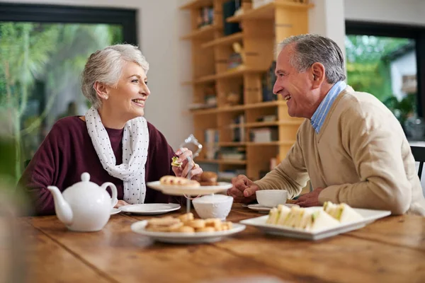 Σ 'αγαπούσα τότε και ακόμα σ' αγαπώ. Τραβηγμένη φωτογραφία ενός ηλικιωμένου ζευγαριού να τρώει μεσημεριανό στο σπίτι. — Φωτογραφία Αρχείου